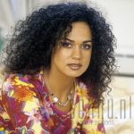 15-10-1999 Chimene van Oosterhout in studio Amsterdam Photo: Govert de Roos/Connu

[keywords]liggend, boek, glimlachend[/keywords]